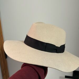 Aritzia hat